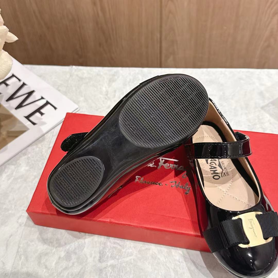 Children's shoes child